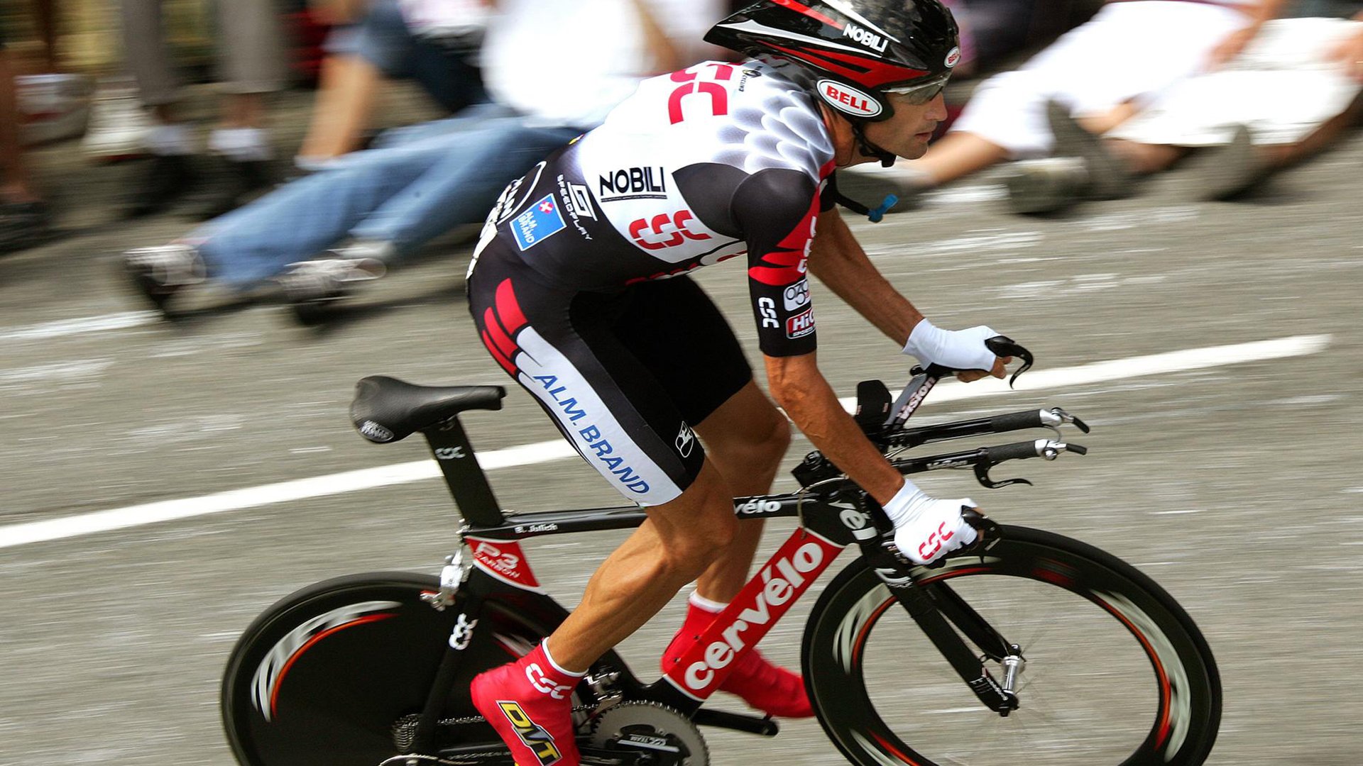 “沙滩排球：高新体育中心赛场激情四溢，冠军争夺激烈”